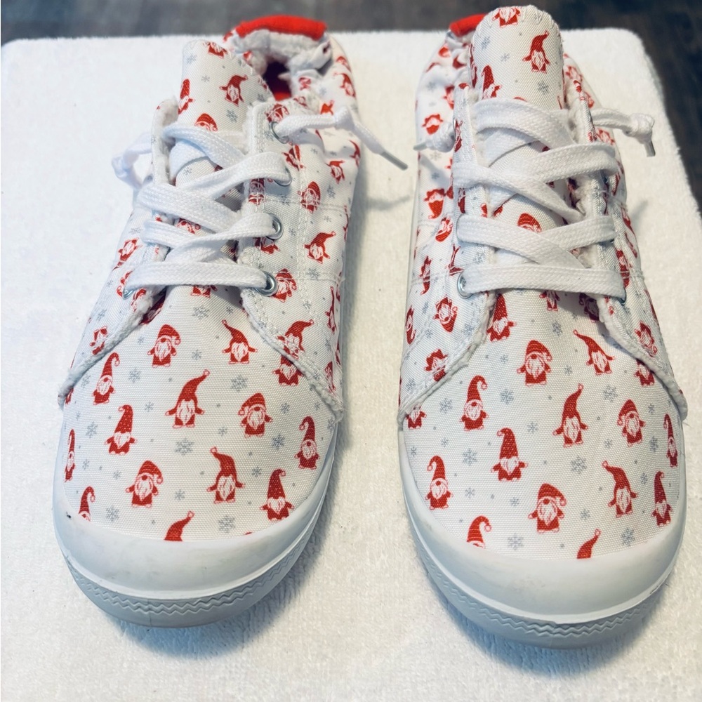 Brand New ISAAC MIZRAHI Scrunchy Back Sneakers - Soft Inside - Size 7.5 - box 1A
